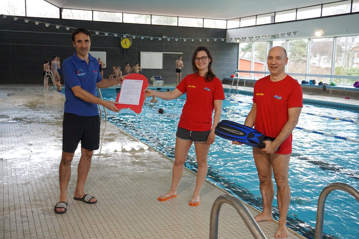 Das hessische #Innenministerium und die #SportJugend #Hessen förderen die Aktion "Schwimm-Paten" der #DLRG #Seligenstadt.

Hierfür wurde ein #Gutschein durch den #Sportcoach der #StadtSeligenstadt überreicht.

Mehr Infos: seligenstadt.dlrg.de/news/innenmini…

#SchwimmPaten #Anfängerschwimmen
