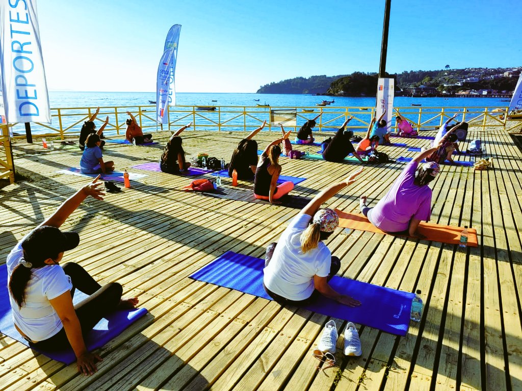 SENDABIOBIO's tweet photo. ▶️TOMÉ▶️ SENDA Previene-EVSD comunal continúa con su campaña preventiva "Activa tu Verano"🌞 realizando sesión de "Yoga al Atardecer" 🧘🏻‍♀️ en el muelle Hinrichsen de la Costanera tomecina. La actividad fue organizada junto a OMJ, OPD y Corporación de Deportes #EligeVivirSinDrogas https://t.co/MhV7bweUjd