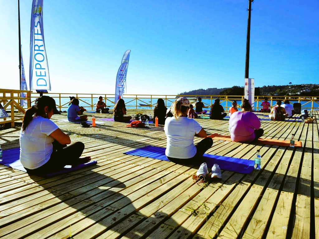 SENDABIOBIO's tweet photo. ▶️TOMÉ▶️ SENDA Previene-EVSD comunal continúa con su campaña preventiva "Activa tu Verano"🌞 realizando sesión de "Yoga al Atardecer" 🧘🏻‍♀️ en el muelle Hinrichsen de la Costanera tomecina. La actividad fue organizada junto a OMJ, OPD y Corporación de Deportes #EligeVivirSinDrogas https://t.co/MhV7bweUjd