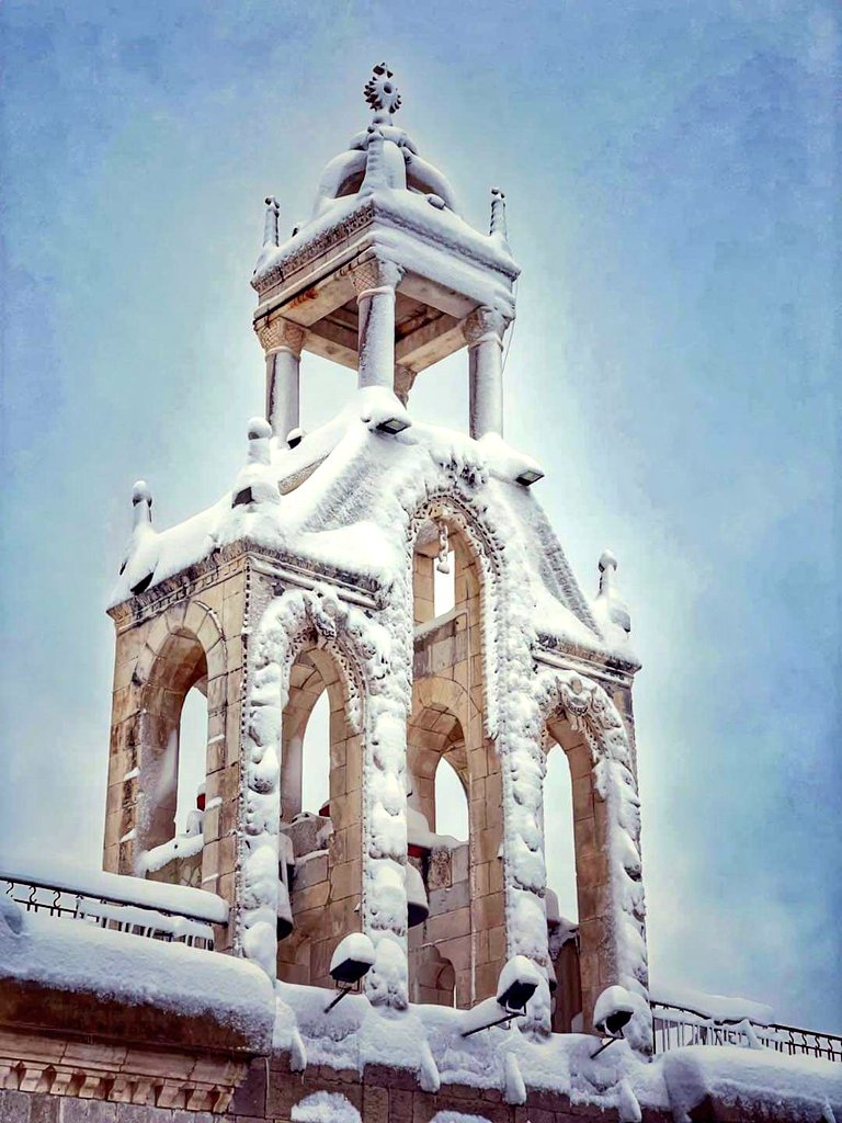 rizk_rodrigue's tweet photo. Saint Raymond's church in snow, #Hadchit, January 27, 2022 ❄️ https://t.co/PfYQ2TMKZI