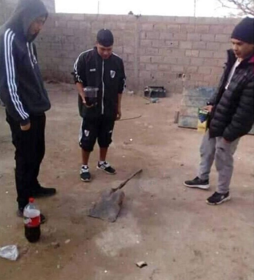 _onerolita's tweet photo. Los pibes encontraron un objeto laburador no identificado https://t.co/oyZcXg7TxT