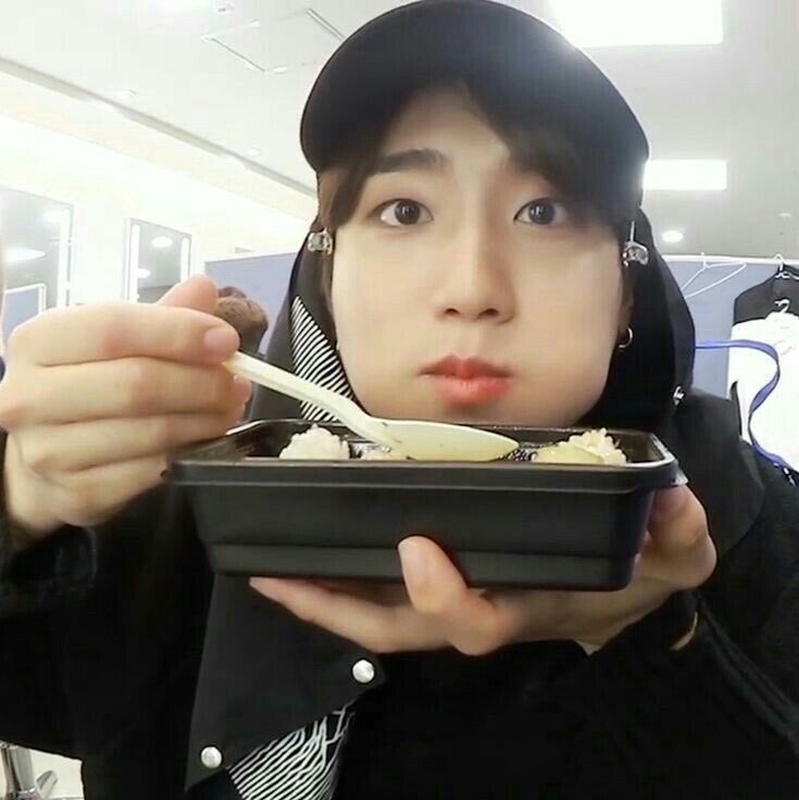 хан джисон из stray kids ест. хан джисон щечки. хан ест. хан джисон селфи. хан ест.