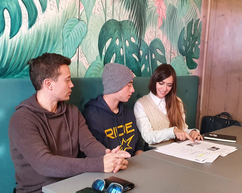 PrensaSport_'s tweet photo. Hemos estado por Andorra trabajando con nuestros compañeros de #PlaymakerAgency para preparar la temporada 2022 de @37_pedroacosta 🤜🤛
__
We have been working in Andorra together with #PlaymakerAgency to prepare the 2022 season of @37_pedroacosta🤜🤛
📍Quarantuno Pizzeria https://t.co/MAdX5wwcYX