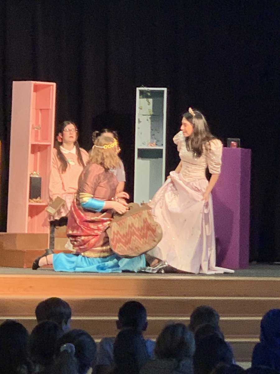AJanesMusic's tweet photo. What an awesome treat for our Cardinals! We loved Cinderella Chronicles! 🎶👸 🐸@HumbleISD_WCE @KingwoodTheatre https://t.co/tKikAtPBA0
