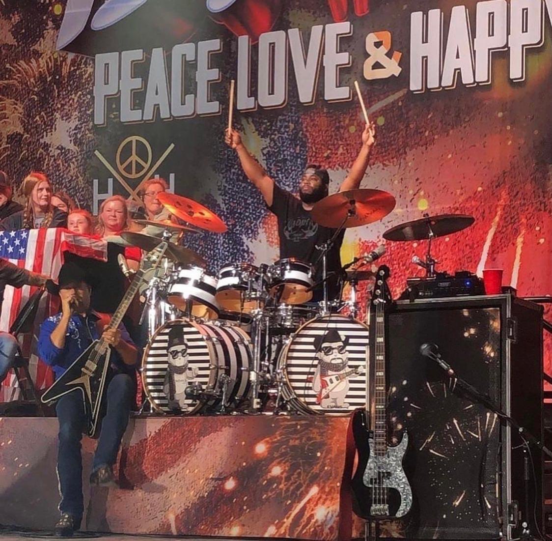 Put your arms up in the air and wave them like you just don’t care! <a href="/blacyoda/">blacyoda</a> killing the drums 🎶🎶🎶🎶   bigandrich.com  #drums #bigandrich #summerconcerts