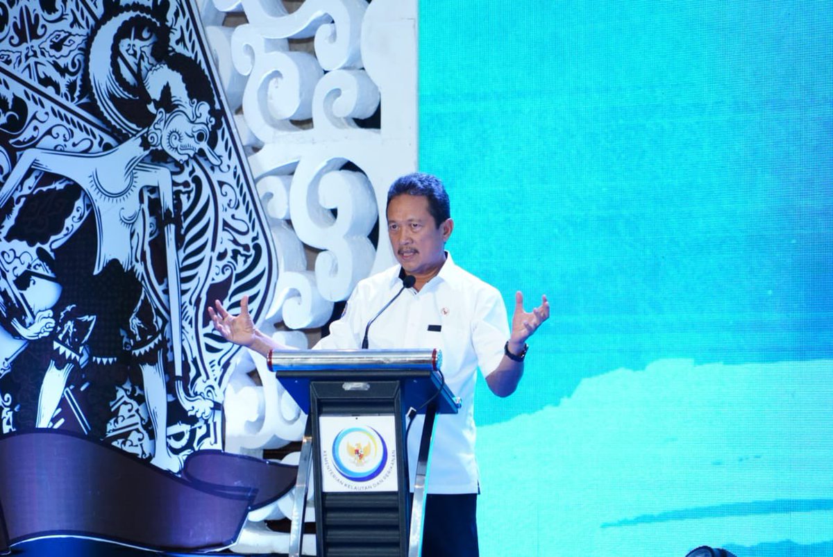 saktitrenggono's tweet photo. Melanjutkan kunjungan kerja di Yogyakarta, saya memberi arahan dalam acara sinkronisasi rencana pelaksanaan kegiatan Ditjen Pengelolaan Ruang Laut untuk mendukung program prioritas KKP, Kamis (27/1) malam. https://t.co/IZrJNZCXpF