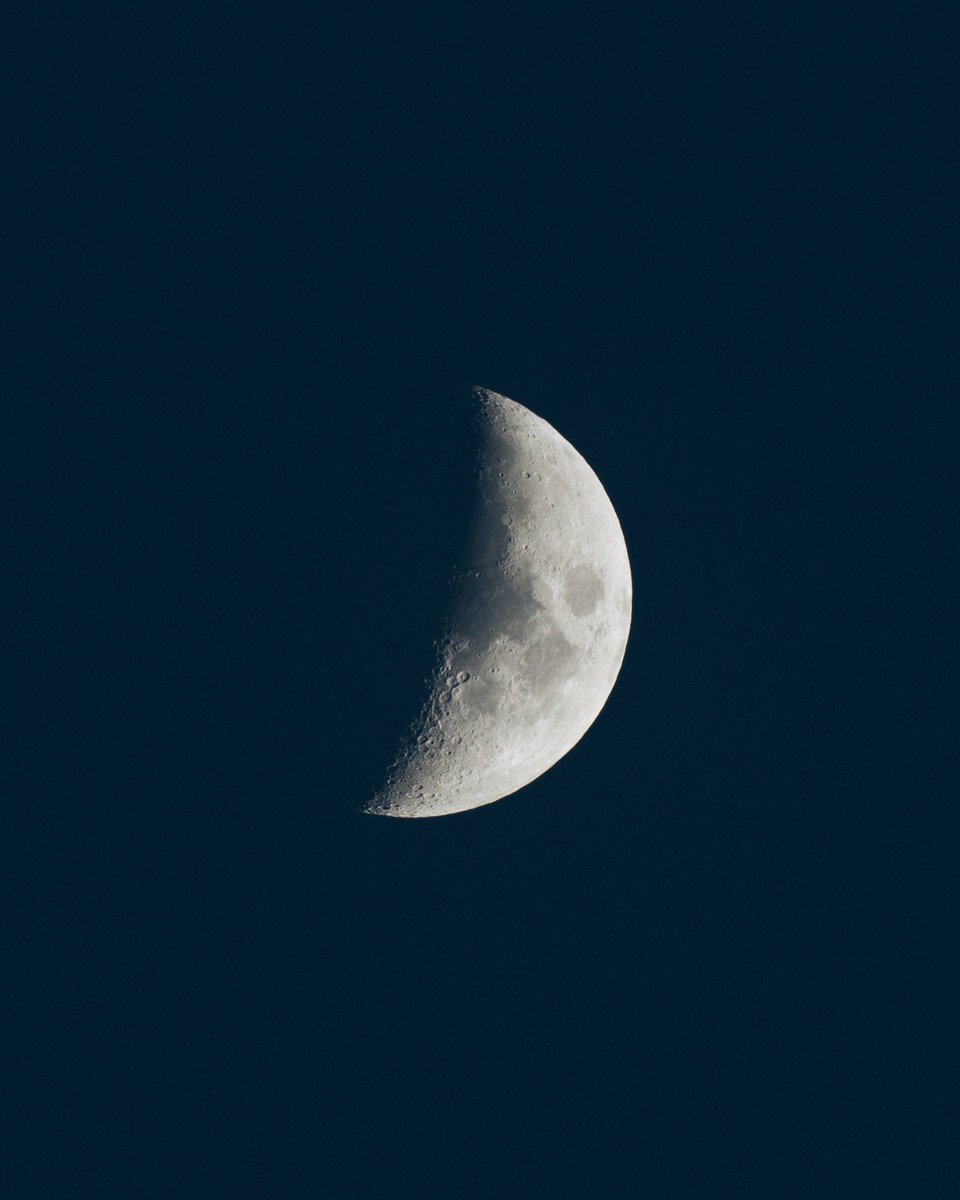 Gm 🌙  who else is obsessed with capturing the moon - hope everyone is having a good week so far ✨