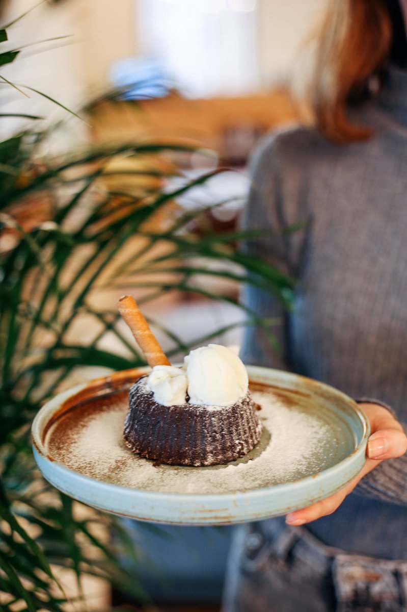 Yoğun çikolatası, mükemmel sıcak ve soğuk dengesi ile sufle tam olarak çikolata krizi için yaratılmış bir tatlı diyebilir miyiz? 🤎

#cookshop #cookshoptr #sufle