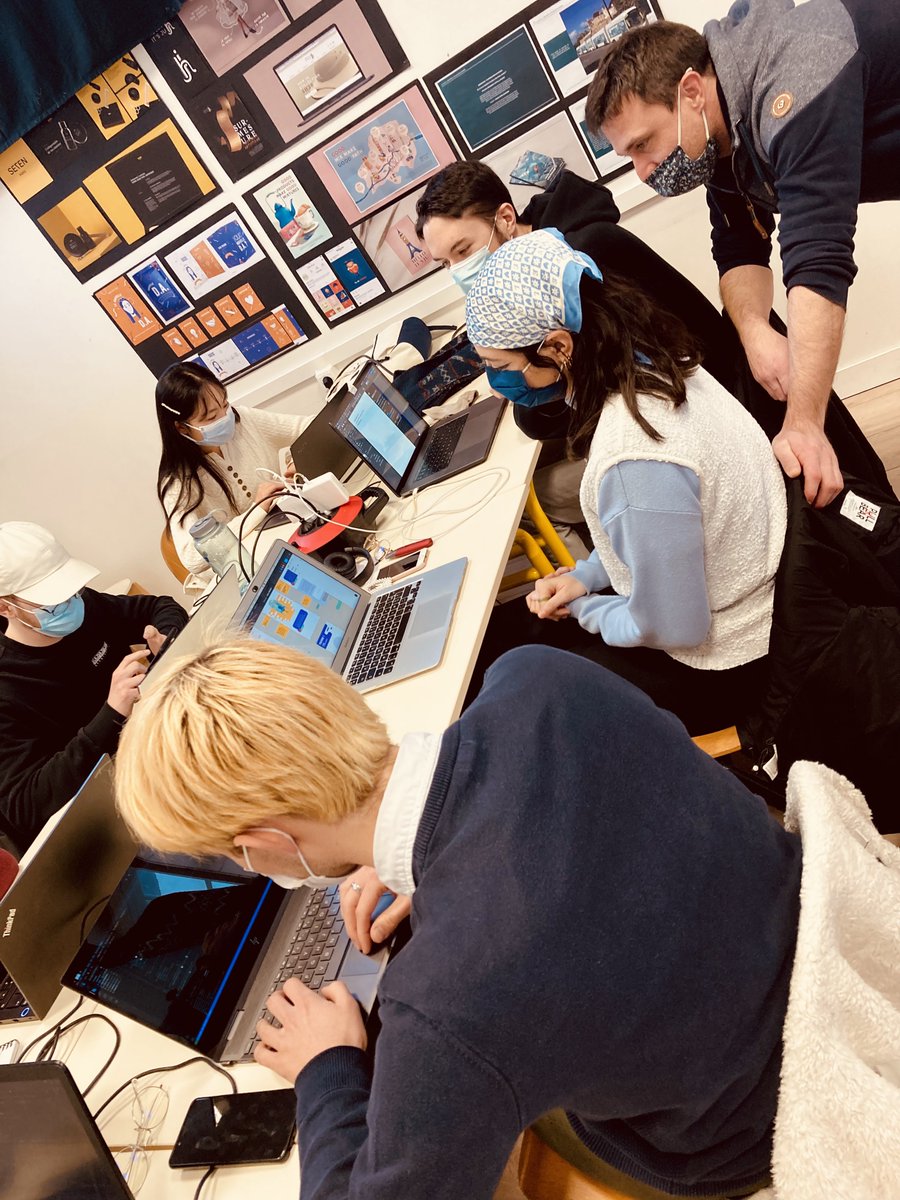 ouestmedialab's tweet image. La 3è journée d'atelier du #HybLab #Nantes se déroule dans les chouettes locaux de @agrecoleimage. Les étudiants en design graphique et digital font équipe avec ceux de @PolytechNantes (+ des professionnels des médias) pour développer des contenus interactifs atour des élections.