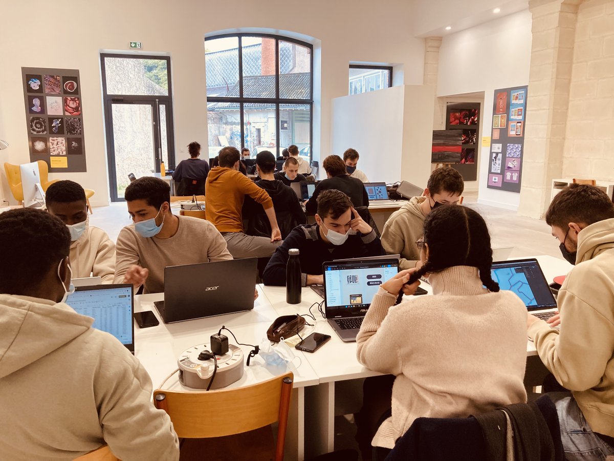 ouestmedialab's tweet image. La 3è journée d'atelier du #HybLab #Nantes se déroule dans les chouettes locaux de @agrecoleimage. Les étudiants en design graphique et digital font équipe avec ceux de @PolytechNantes (+ des professionnels des médias) pour développer des contenus interactifs atour des élections.