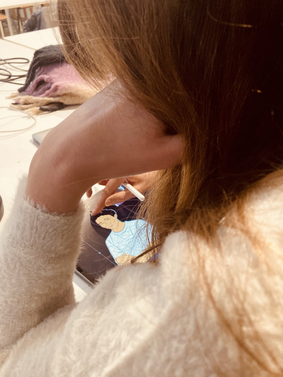 ouestmedialab's tweet image. La 3è journée d'atelier du #HybLab #Nantes se déroule dans les chouettes locaux de @agrecoleimage. Les étudiants en design graphique et digital font équipe avec ceux de @PolytechNantes (+ des professionnels des médias) pour développer des contenus interactifs atour des élections.