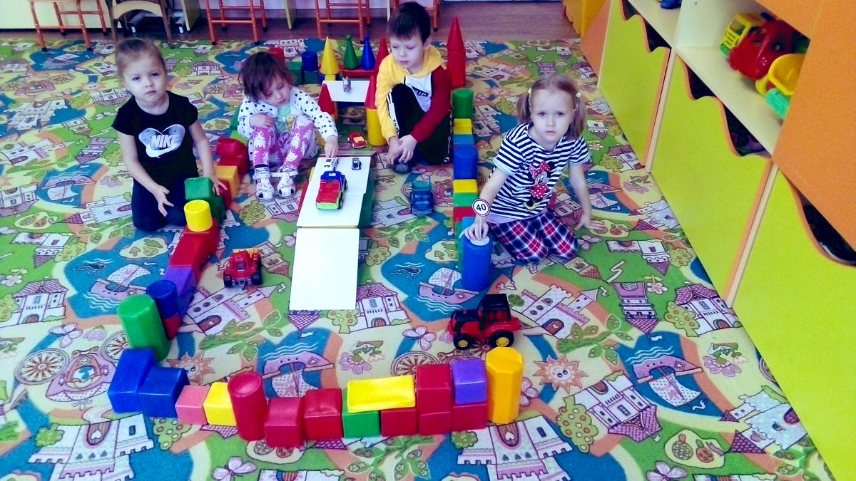 Сегодня в нашем саду прошёл День технического творчества. Наши воспитанники выступили в роли конструкторов и изобретателей, используя в своей работе разнообразные виды конструктора.