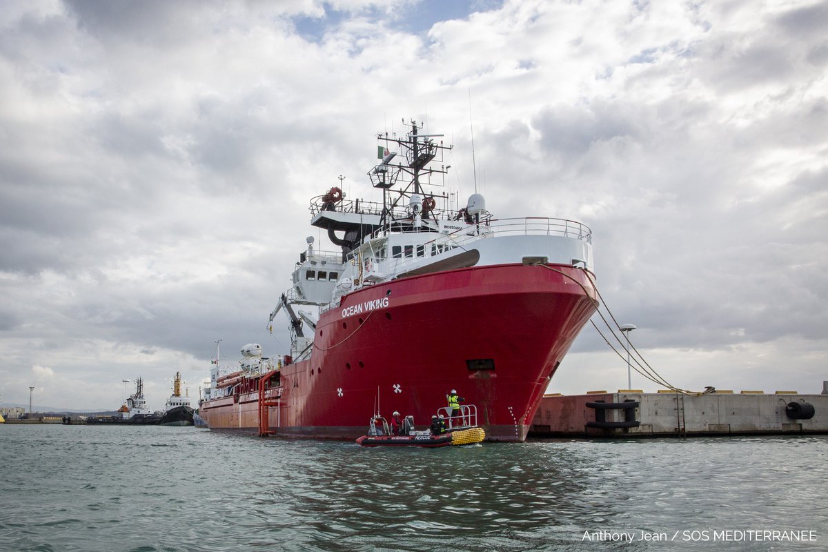 10. januar ble redningsskipet #OceanViking anholdt etter inspeksjoner i havnen i Trapani på Sicilia. Nå endelig, etter 17 dager uten godkjenning til å seile videre, er redningsskipet igjen på vei ut for å redde liv på Middelhavet. https://t.co/16ZfYY7RmL
