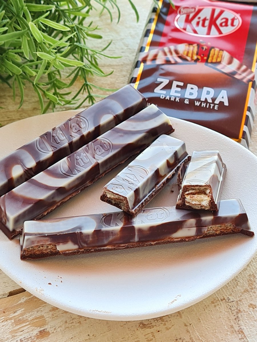 JaponShop's tweet photo. De vuelta en https://t.co/ysEVwpz4q0! 🥳
😍Prueba el delicioso Kit Kat Zebra 🍫 El primer Kit Kat que mezcla en su cobertura chocolate blanco y chocolate negro 🖤🤍🖤
https://t.co/lyYkuKYPjZ
#kitkat #kitkatlover #kitkatzebra #kitkatzebradarkwhite #viral https://t.co/QMMugG3g6J