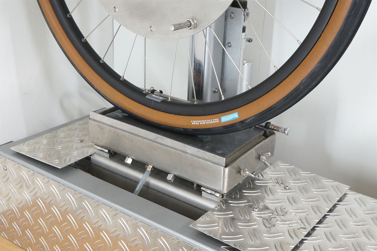 We have a new Pro Members Special:

Snoqualmie Pass Extra Light, Standard, Endurance, and Endurance Plus Compared.

Includes grip test data.

bicyclerollingresistance.com/specials/rene-…