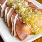 お酒ととってもよく合いそう!ネギ塩ダレとの組み合わせが美味しそうな「生ハム」レシピ!