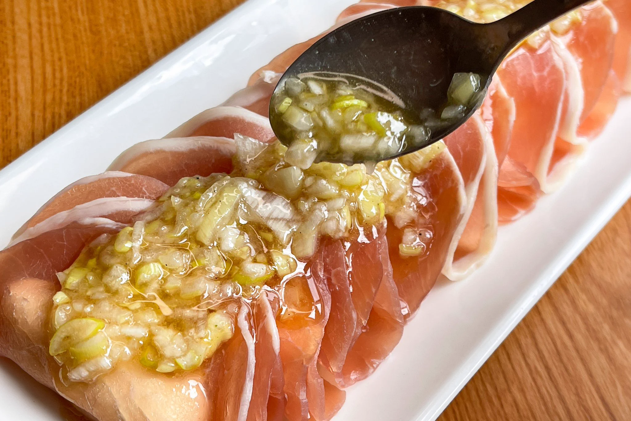 お酒ととってもよく合いそう！ネギ塩ダレとの組み合わせが美味しそうな「生ハム」レシピ！