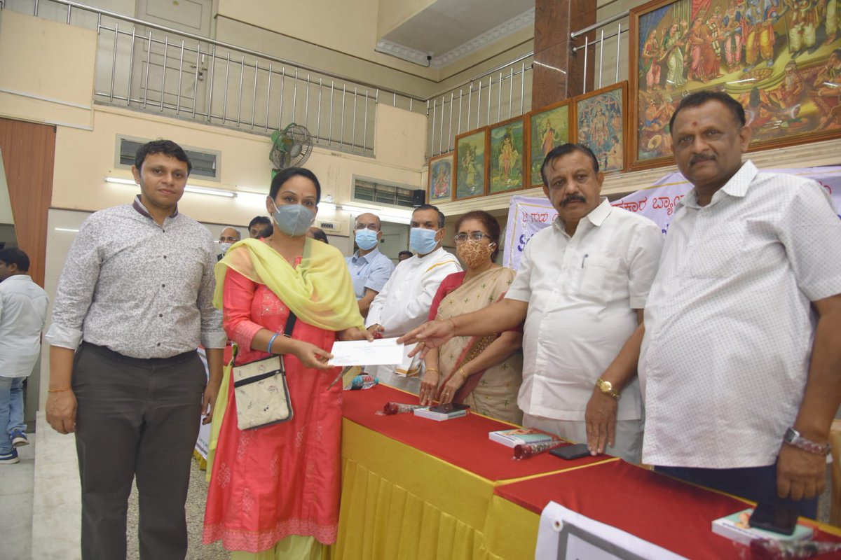 DrSankara_guha's tweet image. #GuruRaghavendraBank ನ ಷೇರುದಾರರು ಮತ್ತು ಠೇವಣಿದಾರರಿಗೆ ಹಿತರಕ್ಷಣಾ ವೇದಿಕೆಯ ಪೋಷಕರಾದ ರಘುನಾಥ್ ಶಂಕರ್ ಅವರು ತಮಗೆ #DICGC ಯಿಂದ ಬಂದ ಹಣವನ್ನು ಕಷ್ಟಲ್ಲಿರುವ ಠೇವಣಿದಾರರಿಗೆ ಪರಿಹಾರದ ರೂಪದಲ್ಲಿ ನೀಡಲಾಯಿತು.
#TejasviniAnantaKumar #SachidanandaMurthy #CMOfKarnataka #TejasviSurya #RaviSubramanya