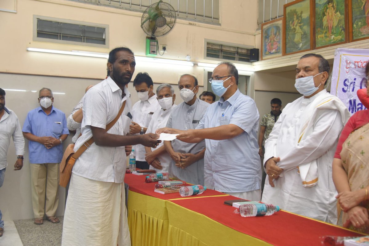 DrSankara_guha's tweet image. #GuruRaghavendraBank ನ ಷೇರುದಾರರು ಮತ್ತು ಠೇವಣಿದಾರರಿಗೆ ಹಿತರಕ್ಷಣಾ ವೇದಿಕೆಯ ಪೋಷಕರಾದ ರಘುನಾಥ್ ಶಂಕರ್ ಅವರು ತಮಗೆ #DICGC ಯಿಂದ ಬಂದ ಹಣವನ್ನು ಕಷ್ಟಲ್ಲಿರುವ ಠೇವಣಿದಾರರಿಗೆ ಪರಿಹಾರದ ರೂಪದಲ್ಲಿ ನೀಡಲಾಯಿತು.
#TejasviniAnantaKumar #SachidanandaMurthy #CMOfKarnataka #TejasviSurya #RaviSubramanya