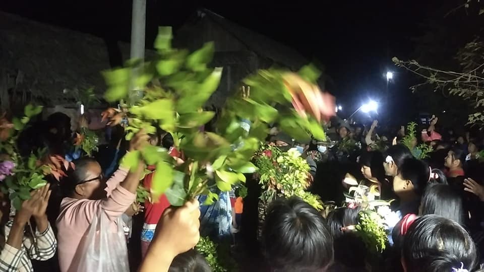 ကနီ ချင်းတွင်း တိုက်ပွဲမှ ပြန်လာသည့် PDF တပ်ဖွဲ့ဝင်များကို ထောင်ချီသော ပြည်သူများက အောင်သပြေပန်းများဖြင့် သောင်းသောင်းဖျဖျ ကြိုဆို
ရန်ကုန်၊ ဇန်နဝါရီ ၂၇ 

Read More -> t.me/khitthitnews/2…