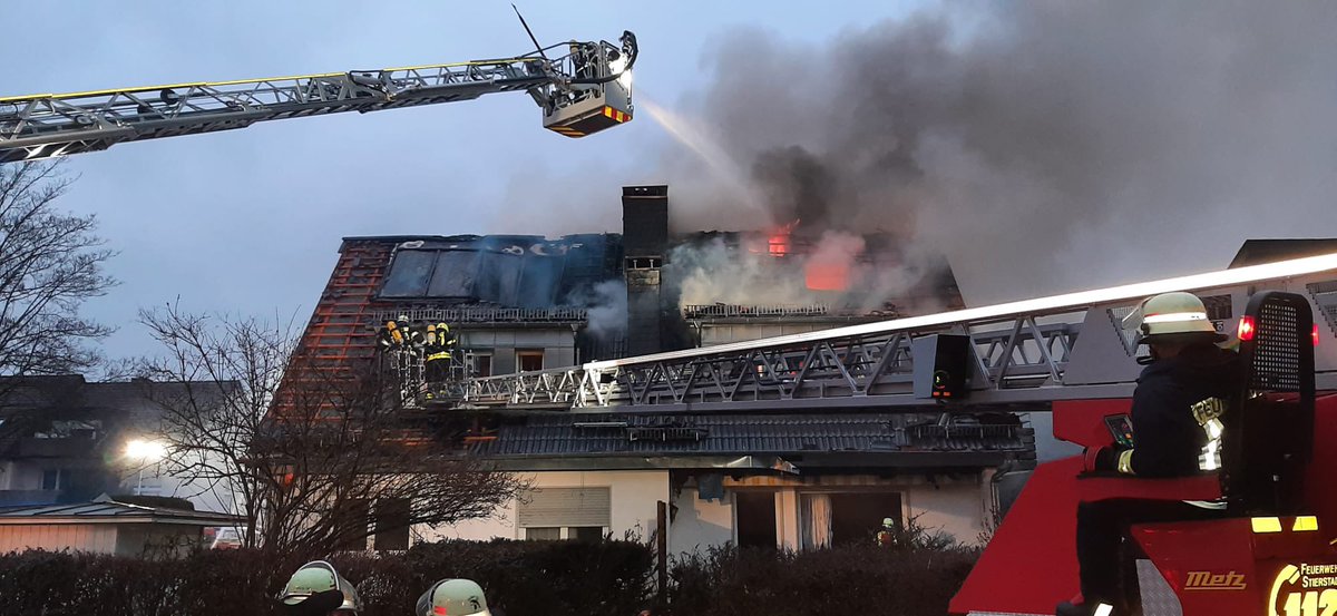 FW_Stierstadt's tweet photo. #Einsatz
#F2Y
#Dachstuhlbrand
Mittwoch 26.01.2022
13:16 Uhr
Gesamtstadt-Alarm und umliegenden Kräfte inkl. @feuerwehrffm zu einem Wohnhaus Vollbrand in #Weisskirchen
🚒🚒🚒🚑🚑🚑🚑🚓🚓 https://t.co/n2EEPwbkPU