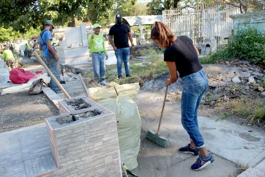 WILSONCOY's tweet photo. #27ene Asi quedó nuestro cementerio del centro donde se encuetran los restos de hombres y mujeres que fundaron Cagua, que la vieron crecer... 
Mi respeto a todas las generaciones que tienen sus corazones y recuerdos que jamás serán borrados.
#contigoporsucre https://t.co/OecMqPqb15