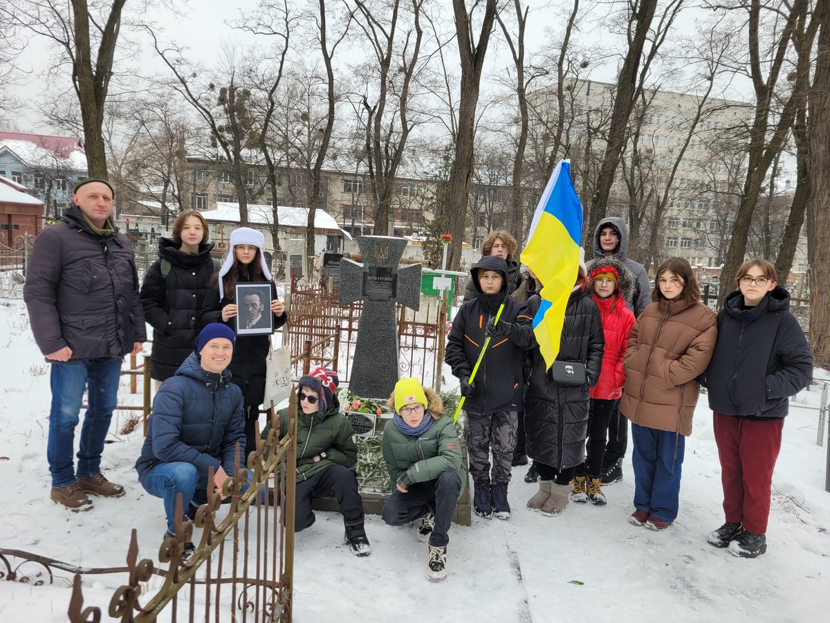Geroika's tweet photo. З нагоди відзначення Дня Соборності України, та напередодні вшанування Дня пам’яті Героїв Крут, школярі с. Хотів Обухівського району Київської області завітали до Києва, аби ближче познайомитися з історією Перших Визвольних змагань (1917-1921). https://t.co/vlerQUOAQV