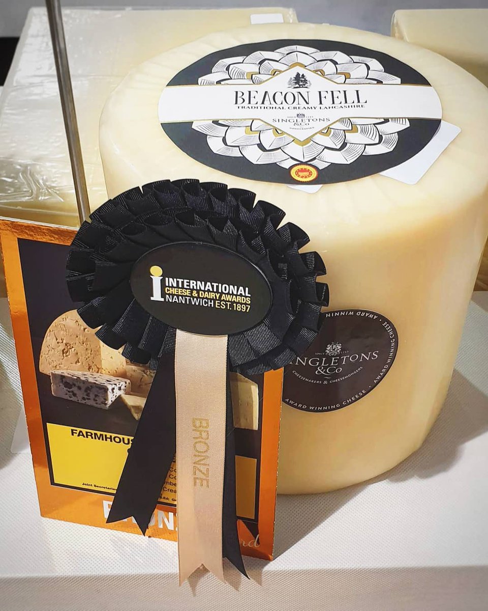 #TBT to the International Cheese and Dairy Awards in 2019 when we were delighted to be awarded Gold for Parlick with Nocellara Olives, and Bronze for Beacon Fell.

#Singletons1745 #cheese #BritishCheese #BritishDairy #LocalMilk #AwardWinning