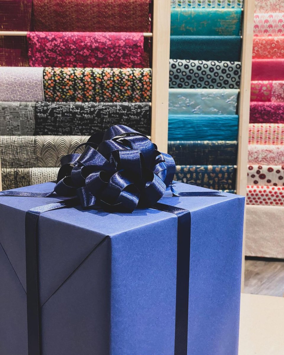 Paper_Source's tweet photo. Swooning over this tone-on-tone gift wrap! Do you prefer simple solids or are you a pattern person?
#papersource #giftwrap #wrappingpaper #rollwrap #ribbon #bows #giftgiving #giftwrapservice https://t.co/sFeFhF3pkW