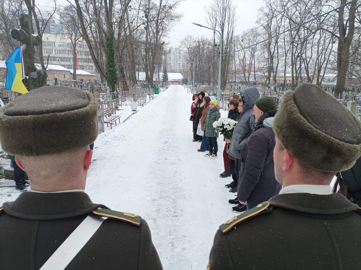 PavloPodobied's tweet photo. Сьогодні допоміг учням та педагогам хотівської приватної  школи «Безмеж» (с. Хотів Обухівського р-ну) організувати цікавий урок, присвячений як Дню Соборності, так і Дню пам’яті Героїв Крут. https://t.co/aO1dzVgUu2