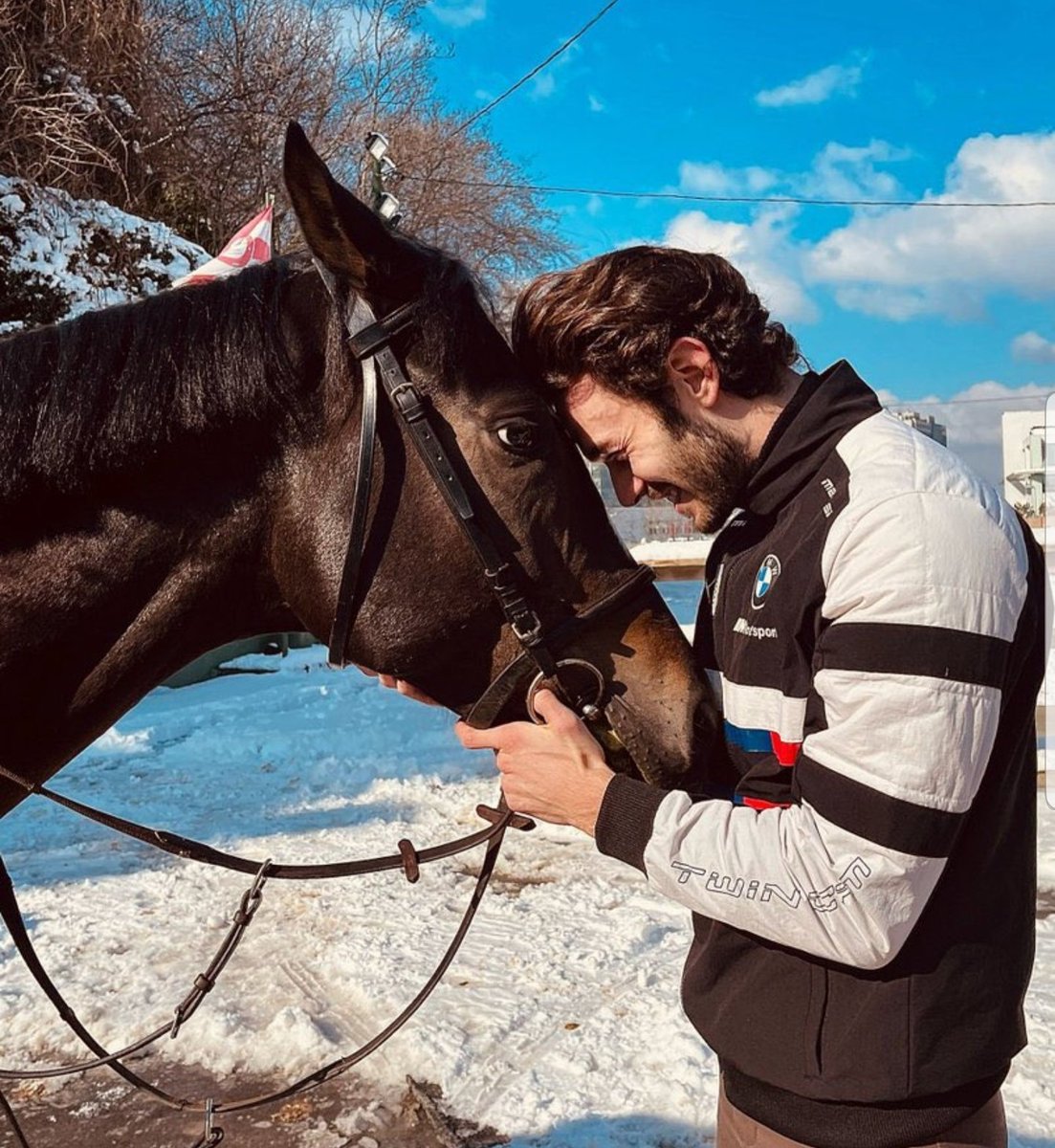 @Adbor09 Fotoğraf açısından kaynaklı bide at binmekten gelmiş o yüzden şu fotoğrafla arasındaki farka bakarsak anlaşılıyo zaten