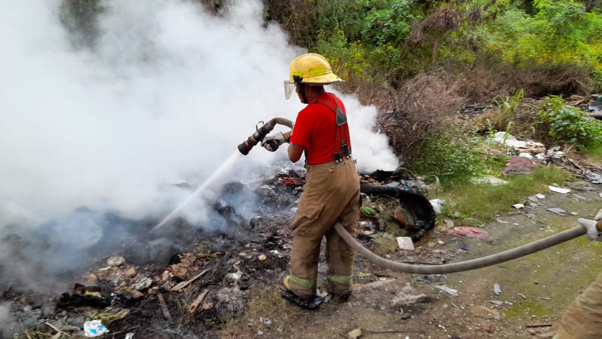 AytoOthonPB's tweet photo. 📍El cuerpo de Bomberos, atendió el incendio de basura y maleza en la colonia Nuevo Progreso en la calle Armadillo con Faisán. 🧑‍🚒

Invitamos a las y los othonenses a evitar la quema de basura en espacios públicos que pueden provocar daños a la salud. 

#TransformandoOPB https://t.co/NvCRzJWJnx