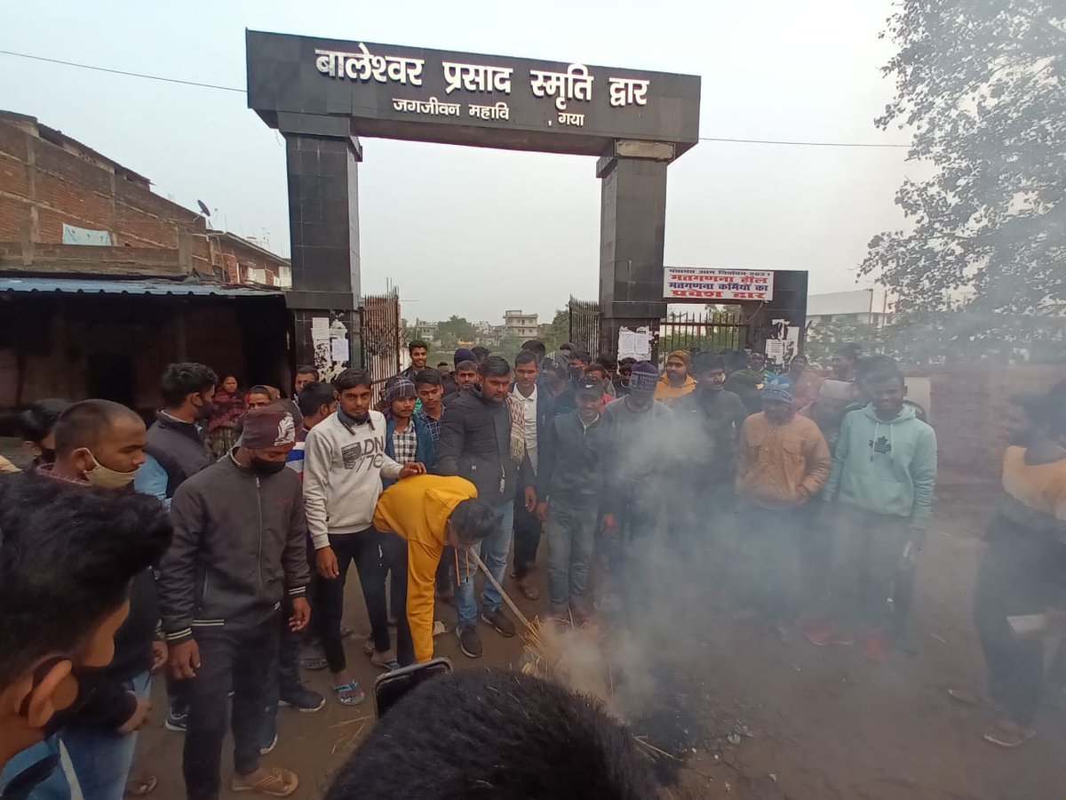 NSUIBihar's tweet image. बिहार के गया जिले में NSUI साथियों के द्वारा छात्रों के विभिन्न मुद्दों को लेकर विरोध प्रदर्शन किया गया।
◆NTPC का संशोधित परिणाम जारी करो 
◆ग्रुप D परीक्षा में CBT 2 हटाई जाएं
◆NEET PG परीक्षा स्थगित की जाए
◆सभी छात्रों को #ExtraAttemptForAll मिलें

@Neerajkundan @RahulGandhi