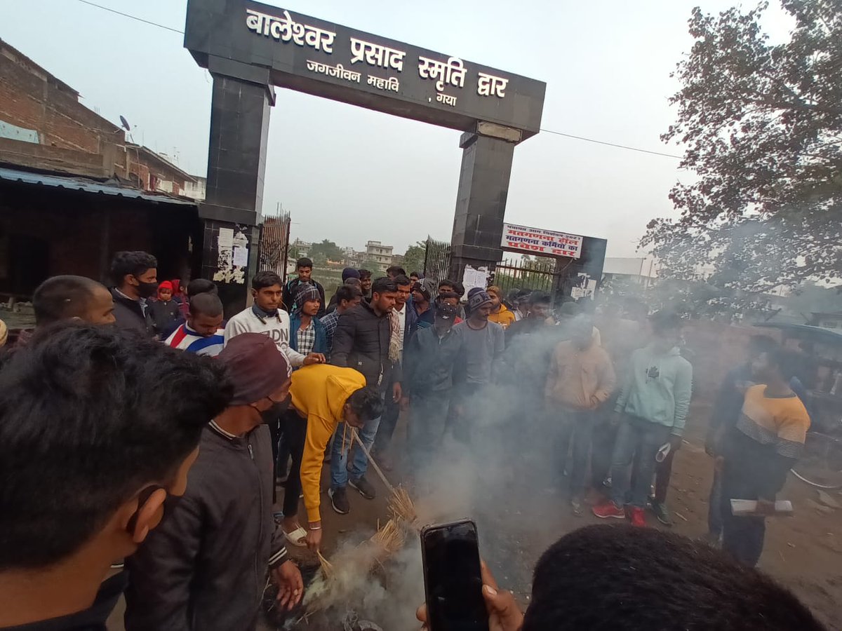 NSUIBihar's tweet image. बिहार के गया जिले में NSUI साथियों के द्वारा छात्रों के विभिन्न मुद्दों को लेकर विरोध प्रदर्शन किया गया।
◆NTPC का संशोधित परिणाम जारी करो 
◆ग्रुप D परीक्षा में CBT 2 हटाई जाएं
◆NEET PG परीक्षा स्थगित की जाए
◆सभी छात्रों को #ExtraAttemptForAll मिलें

@Neerajkundan @RahulGandhi