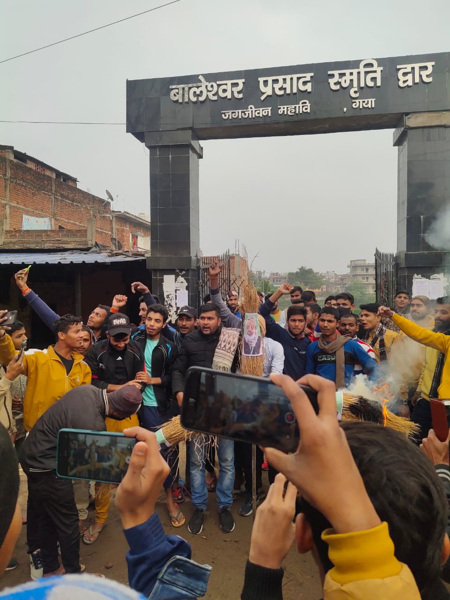 NSUIBihar's tweet image. बिहार के गया जिले में NSUI साथियों के द्वारा छात्रों के विभिन्न मुद्दों को लेकर विरोध प्रदर्शन किया गया।
◆NTPC का संशोधित परिणाम जारी करो 
◆ग्रुप D परीक्षा में CBT 2 हटाई जाएं
◆NEET PG परीक्षा स्थगित की जाए
◆सभी छात्रों को #ExtraAttemptForAll मिलें

@Neerajkundan @RahulGandhi