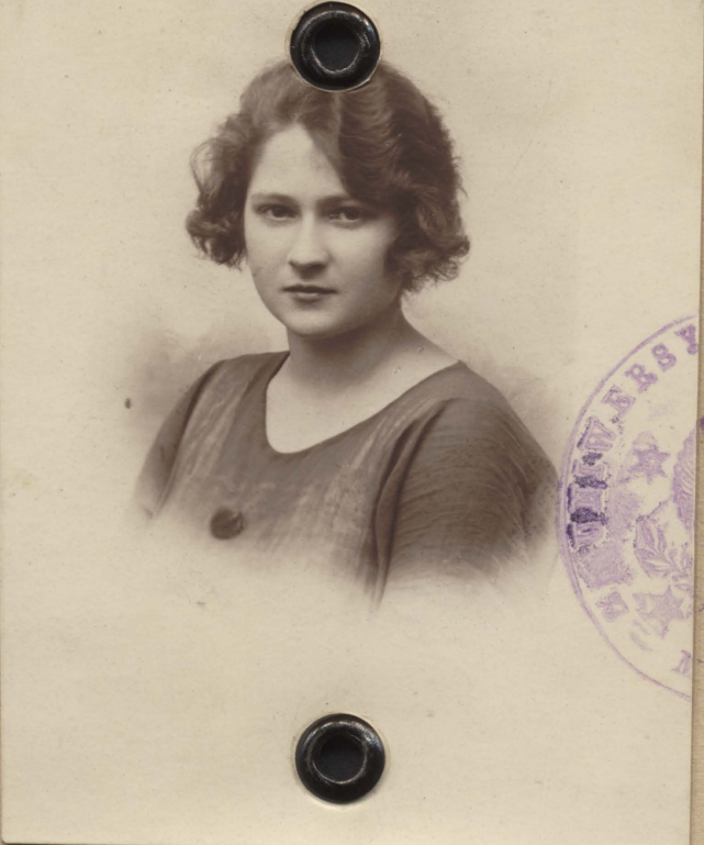 It’s Holocaust Memorial Day. This year, I’m thinking of a woman called Sulamita Szapiro. Here she is as a student. We weren’t related and I don’t even know much about her, but I’m pretty sure that remembering her still falls to me. This is a thread about why.