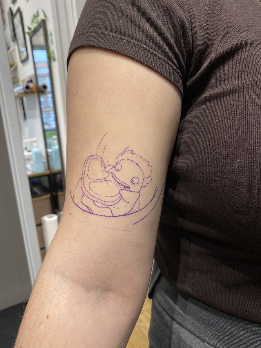 veexyttt's tweet photo. le stencil vs le tattoo https://t.co/siHVccPNgD