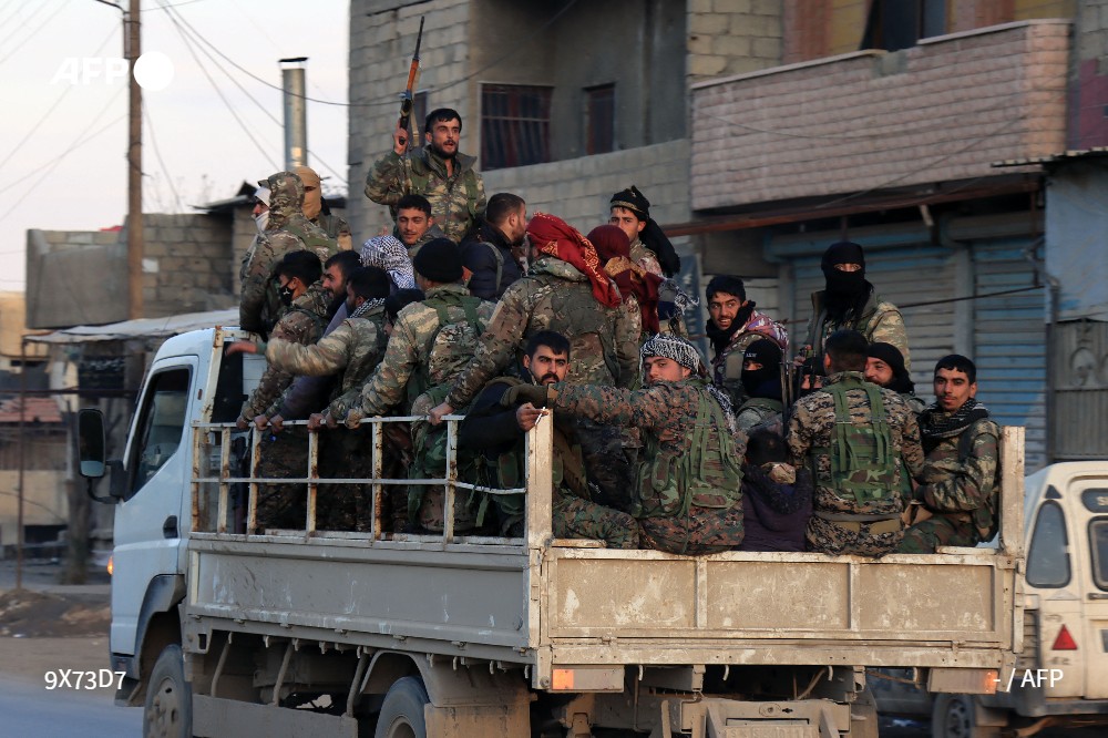 afpfr's tweet photo. Les forces kurdes ont découvert des dizaines de jihadistes retranchés dans une prison en Syrie, dont les autorités ont annoncé avoir repris le contrôle hier, près d'une semaine après l'attaque sanglante du groupe Etat islamique qui a fait plus de 200 morts #AFP https://t.co/sFarteS191