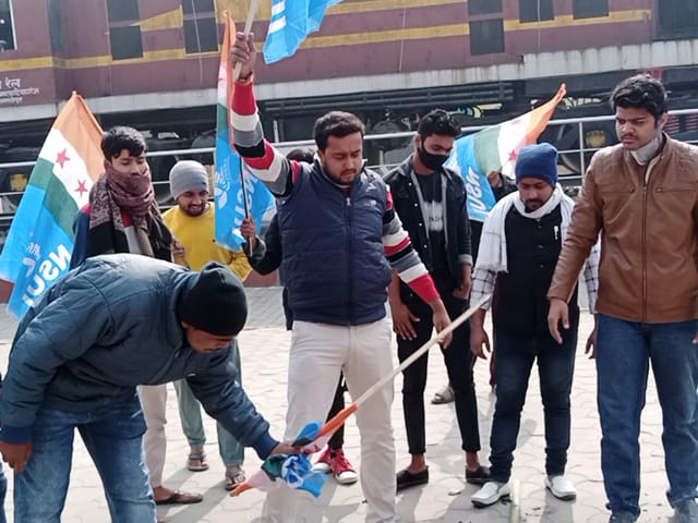 NSUIBihar's tweet image. बिहार के मोतिहारी एवं बेतिया जिले में NSUI साथियों के द्वारा छात्रों के विभिन्न मुद्दों को लेकर विरोध प्रदर्शन किया गया।
◆NTPC का संशोधित परिणाम जारी करो 
◆ग्रुप D परीक्षा में CBT2 हटाई जाए
◆NEET PG परीक्षा स्थगित की जाए
◆सभी छात्रों को #ExtraAttemptForAll मिले @Neerajkundan