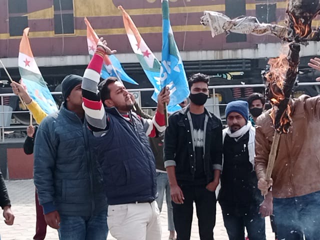 NSUIBihar's tweet image. बिहार के मोतिहारी एवं बेतिया जिले में NSUI साथियों के द्वारा छात्रों के विभिन्न मुद्दों को लेकर विरोध प्रदर्शन किया गया।
◆NTPC का संशोधित परिणाम जारी करो 
◆ग्रुप D परीक्षा में CBT2 हटाई जाए
◆NEET PG परीक्षा स्थगित की जाए
◆सभी छात्रों को #ExtraAttemptForAll मिले @Neerajkundan