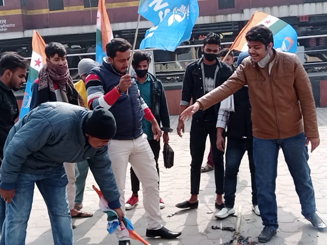 NSUIBihar's tweet image. बिहार के मोतिहारी एवं बेतिया जिले में NSUI साथियों के द्वारा छात्रों के विभिन्न मुद्दों को लेकर विरोध प्रदर्शन किया गया।
◆NTPC का संशोधित परिणाम जारी करो 
◆ग्रुप D परीक्षा में CBT2 हटाई जाए
◆NEET PG परीक्षा स्थगित की जाए
◆सभी छात्रों को #ExtraAttemptForAll मिले @Neerajkundan