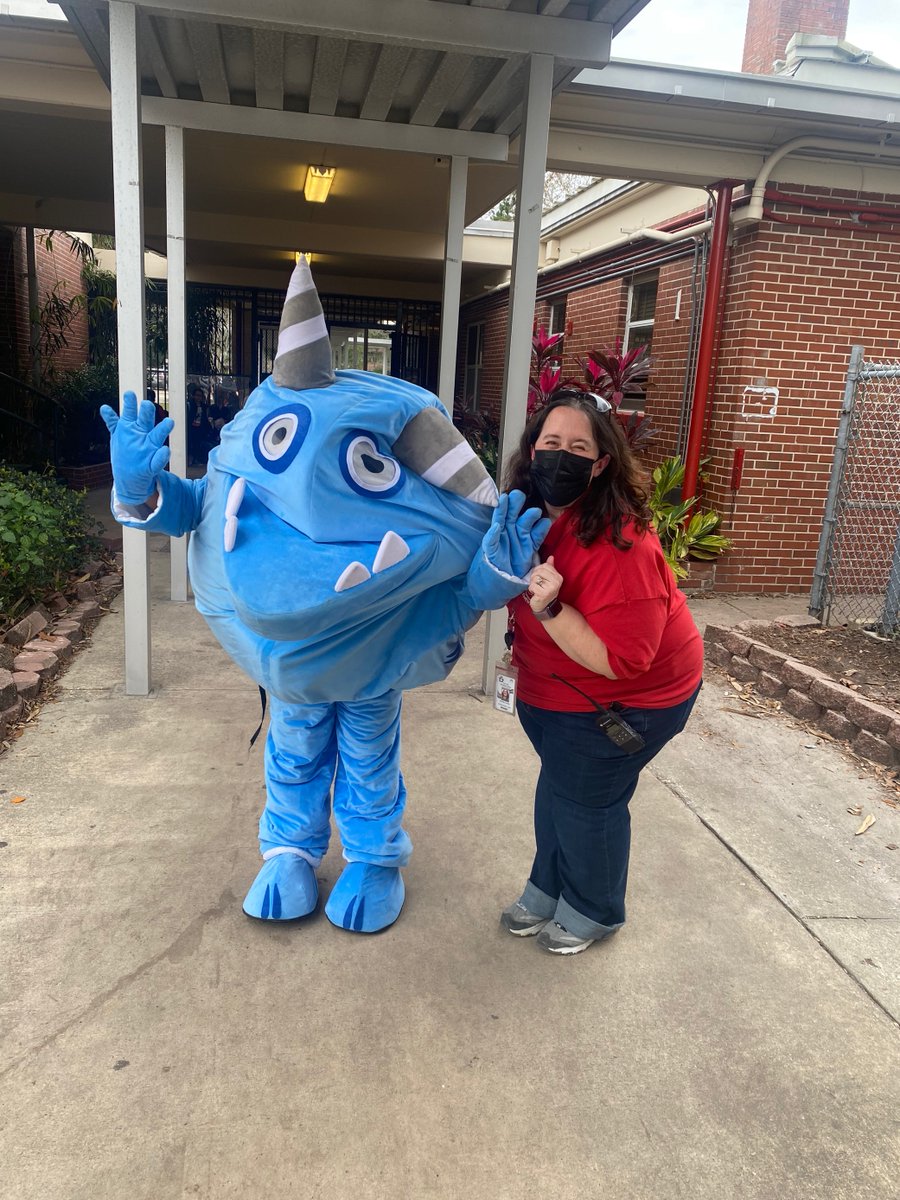 Snarg, a friend from iReady, visited our school and gifted our K-2nd grade students who reached their Winter goals some yummy pizza! #PandaSuccess #todayatsje 
<a href="/CurriculumAssoc/">Curriculum Associates</a> <a href="/DuvalSchools/">DCPS</a>