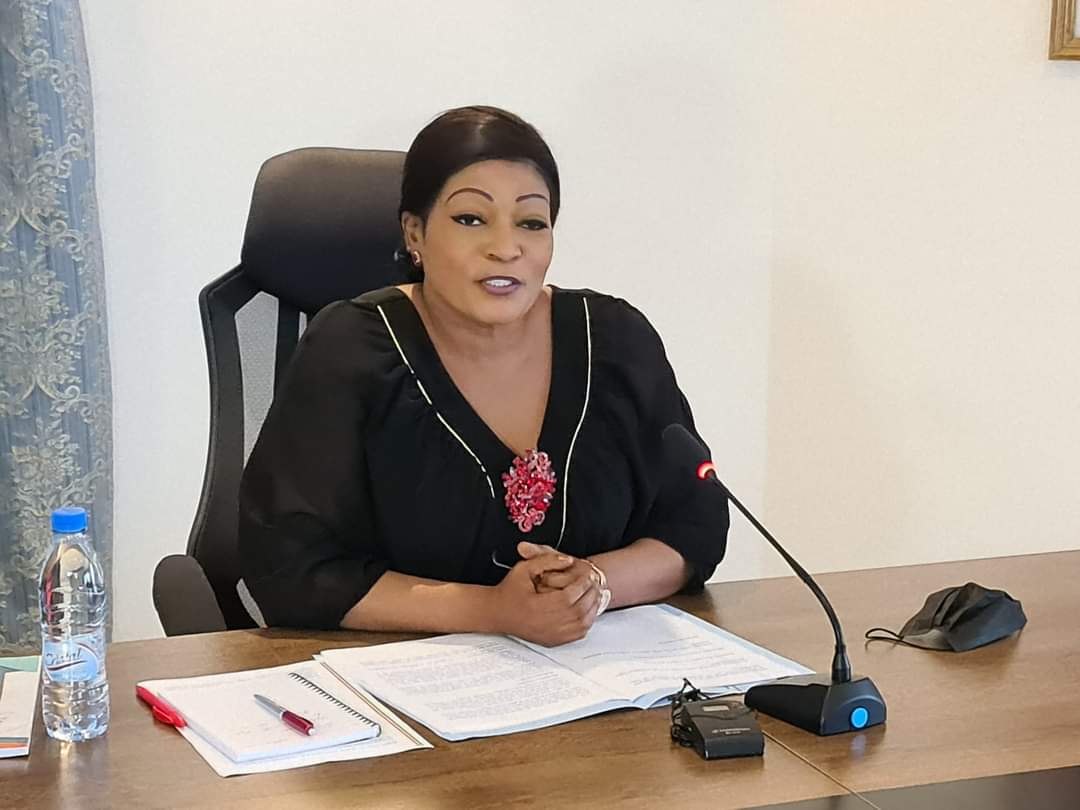 Après 10 ans d'attente, le 🇨🇬 se dote d'une stratégie nationale de lutte contre les #VBG élaboré avec l'appui de UNFPA. 
Remise officielle ce jour de 150 exemp. de la stratégie à Mme la Min. en charge du genre
L'heure n'est + aux discours mais à l'action pour mettre FIN aux #VBG