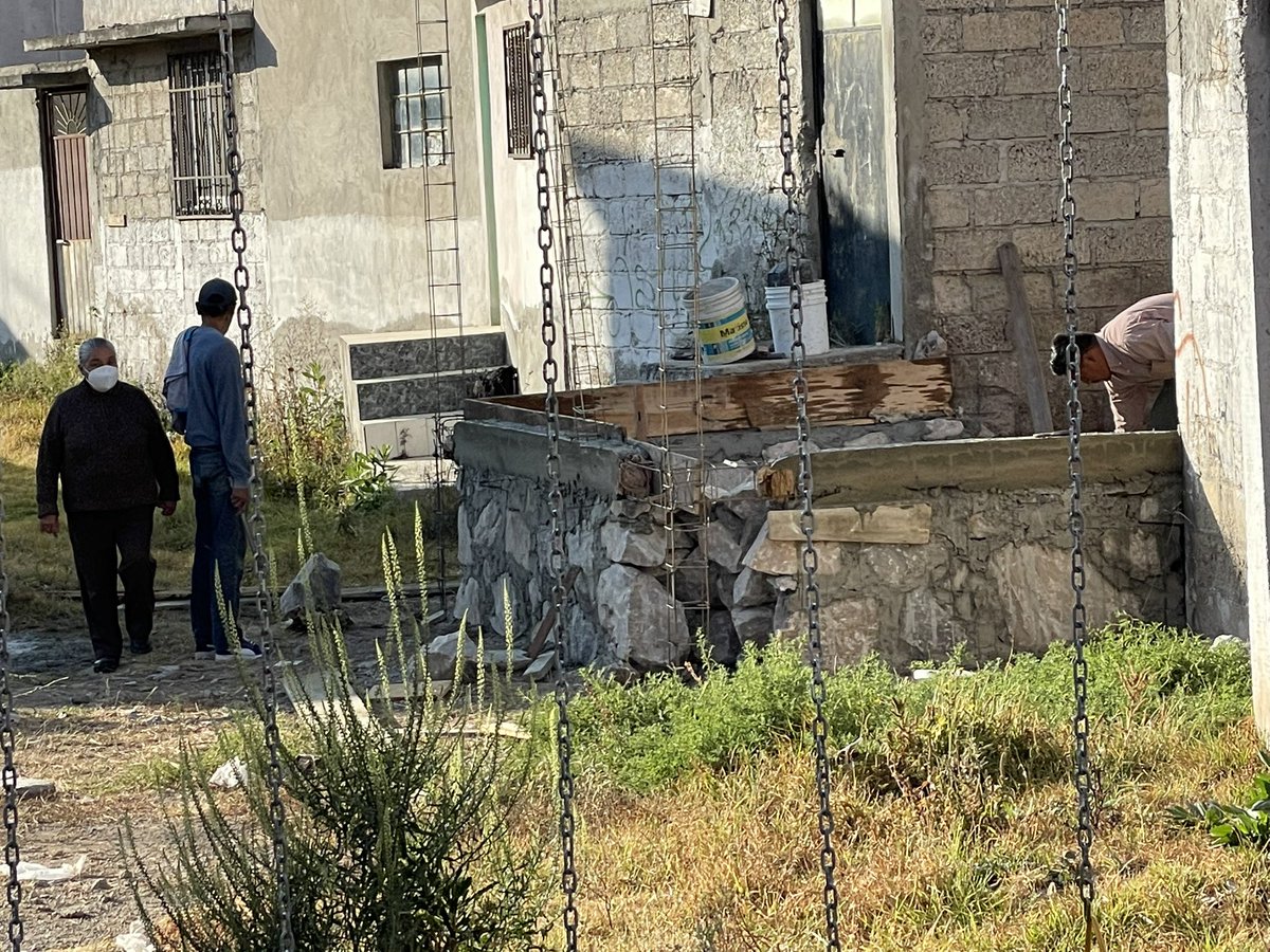 ReneKenobi's tweet photo. @PachucaGob, @Vive_TU_Cd, @Pachuca_SOPDUVM, @HidalgoSOPOT construcción sin licencia y robando parte del parque del 4ºRetorno entre Xochiquetzali y Paseo Toltecas en AquilesSedan. ¡Por favor vengan e impidan que sigan depredando las pocas áreas verdes que aún hay! https://t.co/3RrEgaNIpE