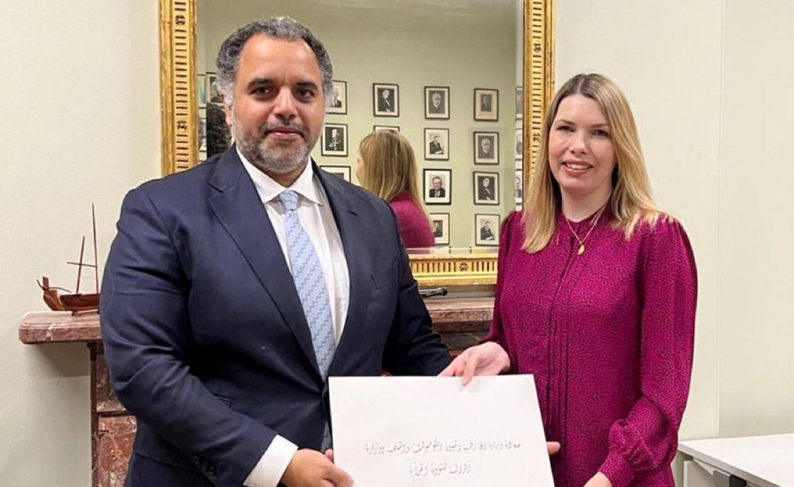 مديرة المراسم في الخارجية البريطانية، تتسلم نسخة من أوراق اعتماد سعادة السيد فهد بن محمد العطية، سفيراً فوق العادة مفوضا لدولة #قطر لدى المملكة المتحدة.  أبومحمد من أطيب الناس خلقاً وتعاملاً ومن خير من يمثل صورة قطر بين الدول .