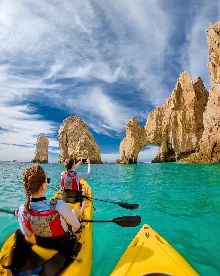 Kayaking is one of the most natural ways to explore Los Cabos’ waters😎
