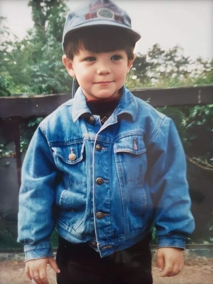 yiriani25's tweet photo. @STATSAWARDS Admiren a Louis bebé

I vote #Louies for #BestFanArmy at the #iHeartAwards 2022 (@Louis_Tomlinson) https://t.co/maw3ltPCFx