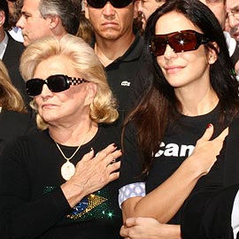 Fartamente divulgado, o protesto foi marcado para 17 de agosto, um mês após o acidente. A manifestação contou com a presença de diversas celebridades: Hebe Camargo, Ana Maria Braga, Regina Duarte, Luana Piovani, Ivete Sangalo, Seu Jorge, Sérgio Reis, Zezé di Camargo, etc.13/22