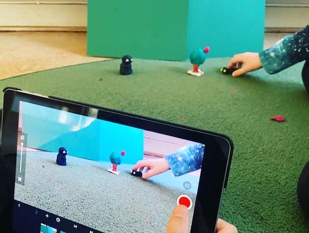 Årskurs 1 arbetar med StopMotion-animering-en teknik som bygger på att fotografier sätts samman till en film. Eleverna skapar och bygger sina egna figurer och byggnader #nybohovsskolan #teknik #konstruktion #bygg #filmskapande #digitalisering #StopMotion