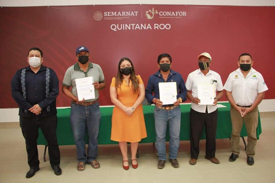 AytoOthonPB's tweet photo. La presidenta municipal de #OthónPBlanco @YensunniOficial, estuvo presente en la firma de convenios de los ejidos del municipio para el programa de pago por servicios ambientales asignación 2021. 
#TransformandoOPB https://t.co/E4XQL7XRFv